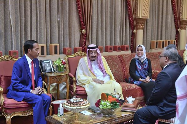  Jokowi dan Raja Salman Mengaku Senang Bisa Bertemu di Riyadh