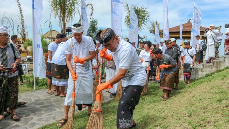  Rangkaian Peringatan HUT Kementerian BUMN, Manajemen Bandar Udara Internasional I Gusti Ngurah Rai – Bali Bersih - Bersih Desa Besakih