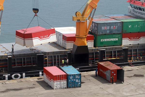 Ilustrasi - Kapal Logistik Nusantara 4 yang melayani tol laut menurunkan kontainer muatannya saat bersandar di dermaga Pelabuhan Makassar, Sulawesi Selatan, Kamis (28/6/2018)./JIBI-Paulus Tandi Bone