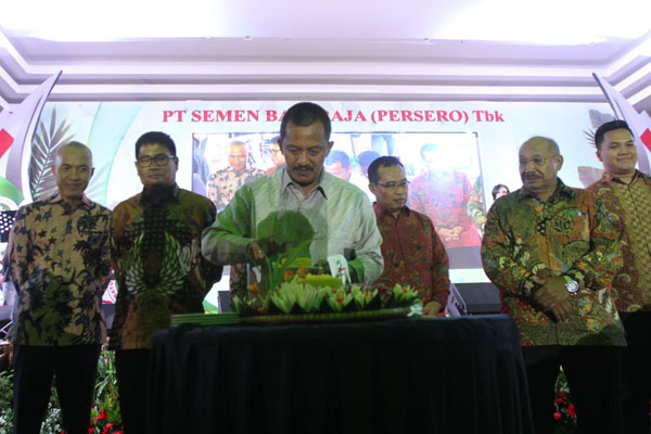 Direktur Utama PT Semen Baturaja (Persero) Tbk, Jobi Triananda Hasjim (tengah), saat perayaan HUT Perusahaan ke-44 di Palembang, Rabu (21/11/2018) malam./Bisnis-Dinda Wulandari