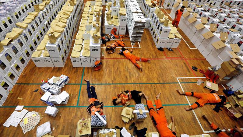  Mengintip Suasana di Sebuah Gudang Logistik Pemilu 2019
