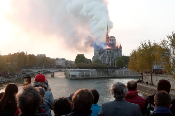  Katedral Notre-Dame di Prancis Kebakaran