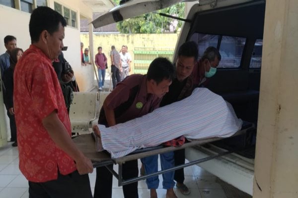 Petugas RSUD Wonogiri mengusung jenazah Sugimin, caleg Partai Golkar Sragen, ke mobil ambulans untuk dibawa ke RSUD dr. Moewardi Solo, Selasa (16/4/2019). (Solopos/Rudi Hartono)