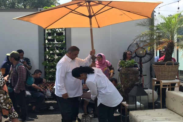  Saat Menteri Rini dan Direksi BUMN Beberes Tenda Payung di Halal Park