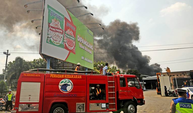  Pabrik Kacang Garudafood Putra Putri Jaya Terbakar