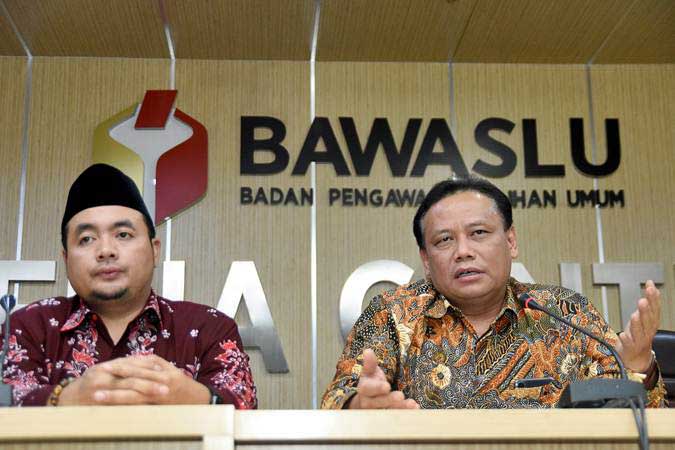 Ketua Badan Pengawas Pemilu (Bawaslu) RI Abhan (kanan) didampingi Komisioner M. Afifudin (kiri) menjawab pertanyaan wartawan di media center Bawaslu, Jakarta, Selasa (16/4/2019)./ANTARA-M Risyal Hidayat