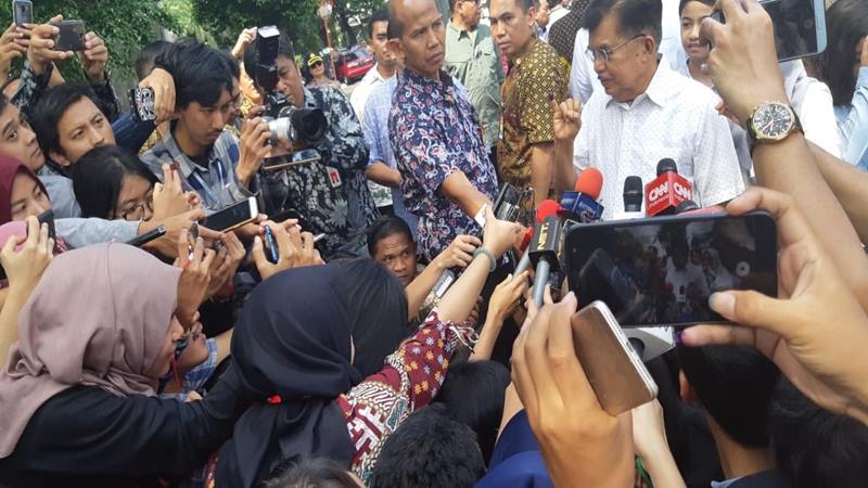  Pilpres 2019, Keluarga Besar Jusuf Kalla Pakai Kemeja Putih ke TPS