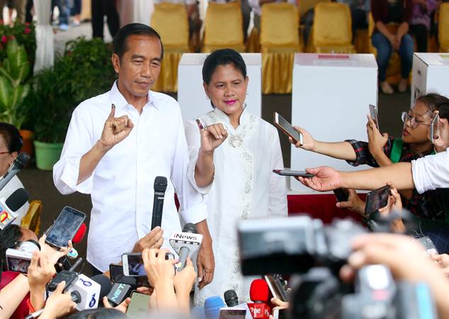  Presiden Jokowi Nyoblos Berdua dengan Ibu Iriana