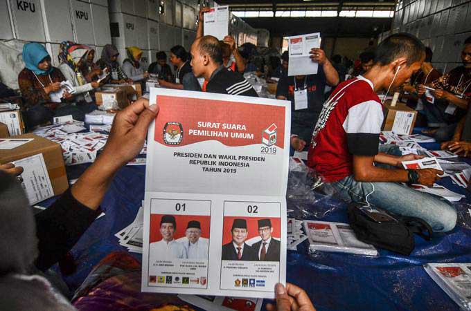 Petugas melipat surat suara Pemilihan Presiden dan Wakil Presiden di Gudang Logistik KPU Kota Tasikmalaya, Jawa Barat, Senin (11/2/2019)./ANTARA-Adeng Bustomi