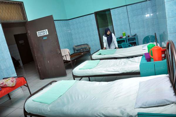 Perawat merapikan tempat tidur ruangan inap bagi caleg yang mengalami gangguan jiwa maupun depresi saat gagal dalam Pemilu Legislatif 2019, di rumah sakit jiwa Mahoni Medan, Sumatra Utara, Kamis (17/1/2019)./ANTARA-Septianda Perdana