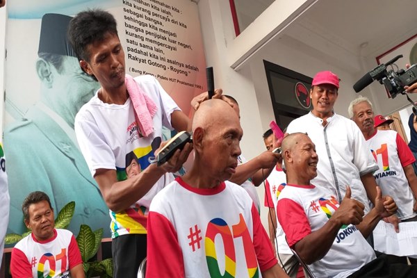  Rayakan Quick Count, Puluhan Pendukung Jokowi di Semarang Cukur Gundul