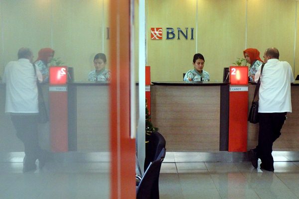 Karyawan melayani nasabah di kantor cabang PT Bank Negara Indonesia Tbk, di Jakarta, Kamis (3/1/2019)./Bisnis-Nurul Hidayat