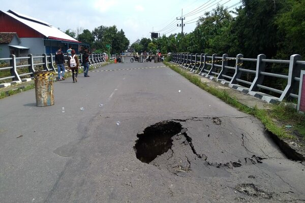  Jembatan Saradan Rusak, Jalur Kendaraan Berat Surabaya-Ngawi Dialihkan