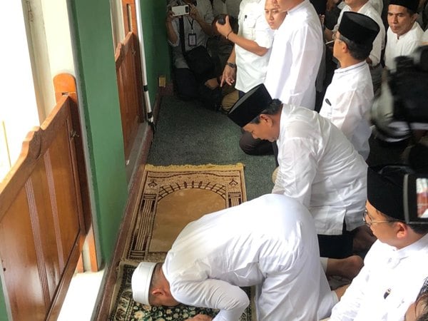  Usai Salat Jumat, Prabowo Sujud Syukur Kemenangan Lagi di Masjid Al-Azhar