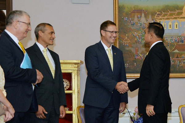  2 Penyelam Australia Terima Penghargaan dari Raja Thailand