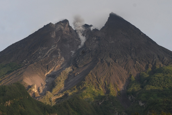  Gunung Merapi di Yogyakarta Luncurkan Lava Pijar