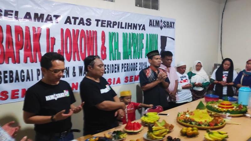  Relawan Jokowi Gelar Doa Bersama dan Potong Tumpeng