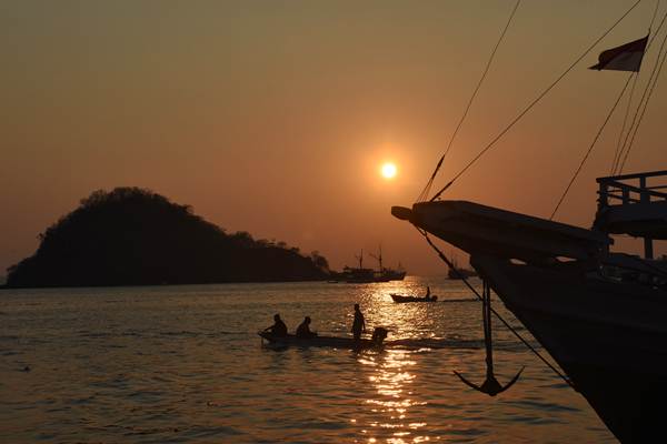 Nelayan melintas saat matahari tenggelam di perairan Labuan Bajo, Manggarai Barat, Nusa Tenggara Timur, Jumat (12/10/2018)./ANTARA-Indrianto Eko Suwarso 