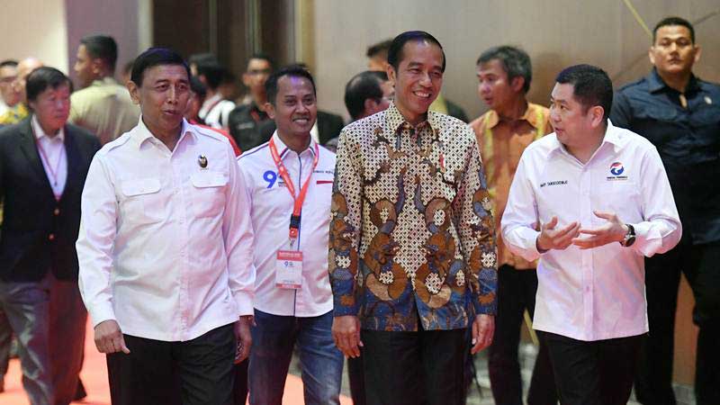 Presiden Joko Widodo (tengah) berjalan bersama Ketua Umum Perindo Hary Tanoesoedibjo (kanan) dan Menko Polhukam Wiranto (kiri) saat menghadiri Rakornas Perindo 2019 di Jakarta, Selasa (19/3/2019)./ANTARA-Akbar Nugroho Gumay