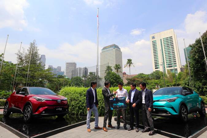  Pebalap Rio Haryanto Hadiri Peluncuran Toyota C-HR Hybrid