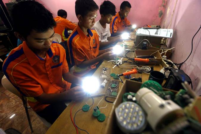  Produksi Lampu Hemat Energi Limar