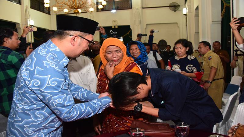  Ridwan Kamil Beri Santunan Rp50 Juta untuk 49 Petugas Pemilu yang Meninggal