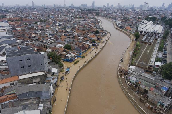 Kali Ciliwung Meluap, Air Genangi Sebagian Kampung Melayu