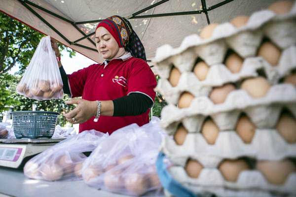 Petugas mengemas telur saat operasi pasar gelar telur murah di halaman parkir Toko Tani Indonesia Center, Pasar Minggu, Jakarta, Jumat (28/12/2018)./ANTARA-Aprillio Akbar