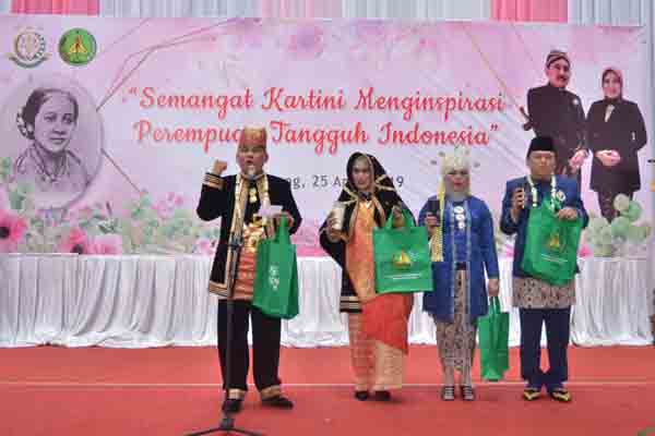  Kejati Jateng Peringati Hari Kartini dengan Berpakaian Adat Nusantara