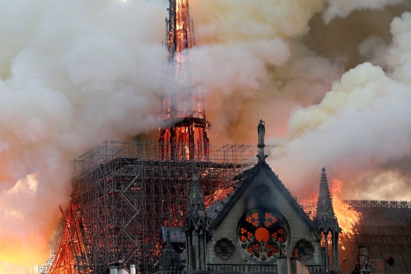  Kepolisian Perancis Masuki Katedral, Cari Bukti Penyebab Kebakaran Notre Dame