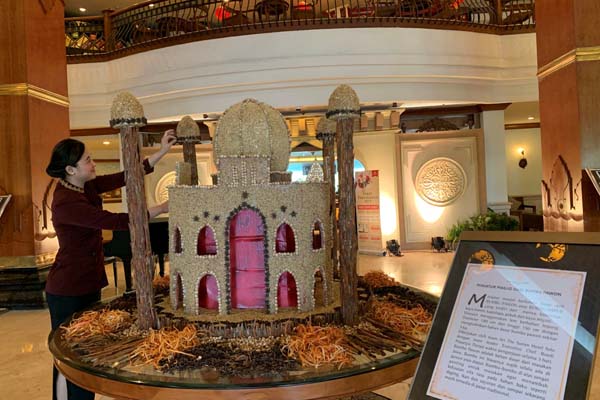  Miniatur Masjid dari Bumbu \"Pawon\" di The Sunan Hotel Solo
