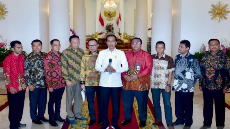 Presiden Joko Widodo menyampaikan keterangan bersama pimpinan serikat pekerja./Antara