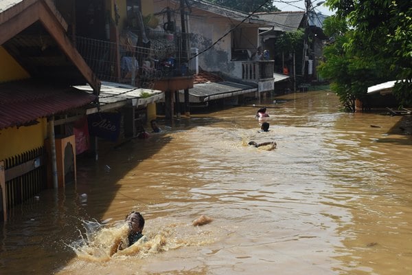  Anies Melayat Korban Tewas yang Terseret Banjir Saat Ambil Termos