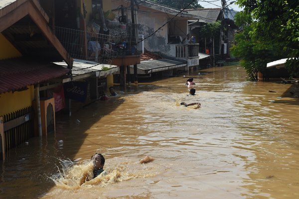  Anies Melayat Korban Tewas yang Terseret Banjir Saat Ambil Termos