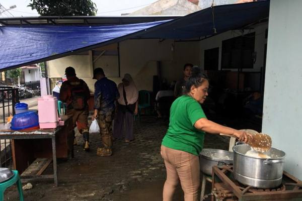  JAKARTA BANJIR : 1.325 Korban Banjir Rawajati Butuh Makanan Siap Saji