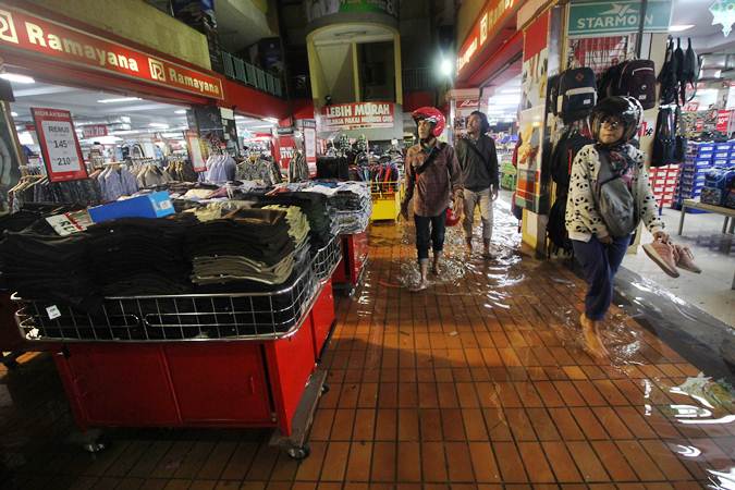  Gerai Ramayana di Hi-Tech Mall Surabaya Terendam Banjir