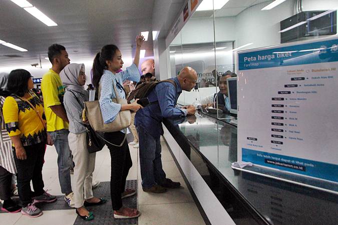 Penumpang antre membeli tiket untuk menaiki Moda Raya Terpadu (MRT) di Stasiun Bundaran HI, Jakarta, Senin (1/4/2019)./Bisnis-Abdullah Azzam