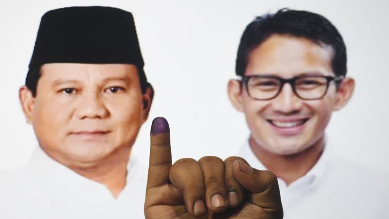  7 Jam Bersitegang dengan Relawan Prabowo, Satpol PP Bogor Gagal Turunkan Baliho Kemenangan Prabowo-Sandi