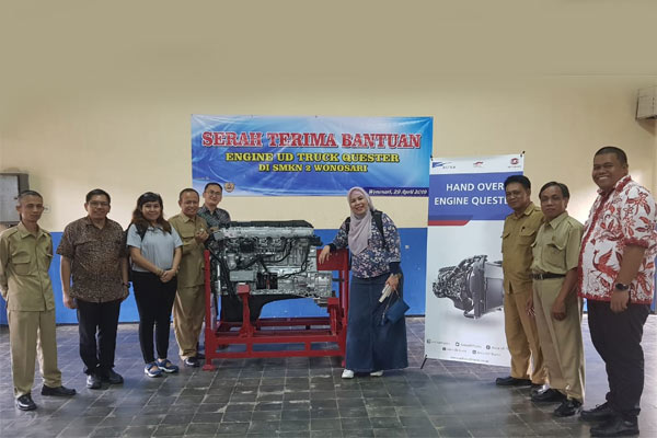  Astra UD Trucks Sumbang Mesin Quester Pada Siswa SMK