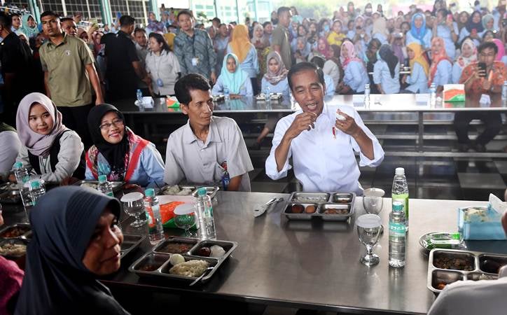  Makan Bareng Buruh, Jokowi Pilih Sop Ayam, Tempe, Telur dan Salak