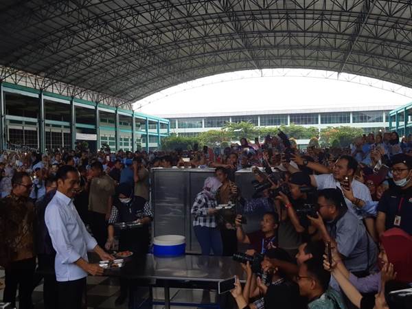  Presiden Jokowi Makan Siang Bersama Buruh, Berharap May Day Berlangsung Gembira