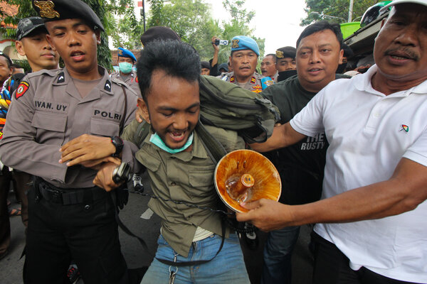  Sejumlah Gesekan Warnai Aksi Hari Buruh di Surabaya