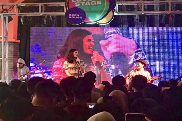 Penampilan Virzha dalam acara Konser #SaveMusisiNasional di Radio Ardan, Bandung, Selasa (30/4/2019)./Meikarta