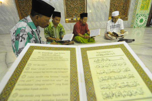 Warga membaca Alquran saat tadarus perdana di Masjid Jamik Asy-Syuhadak, Pamekasan, Jawa Timur, Rabu (16/5/2018)./Antara-Saiful Bahri