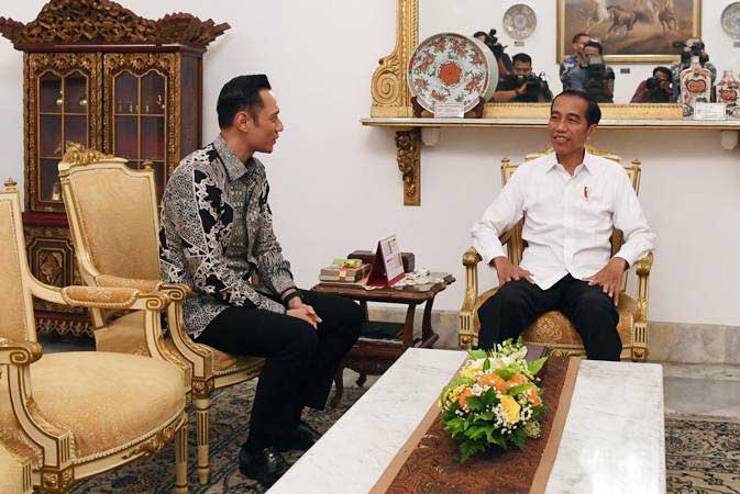 Presiden Joko Widodo (kanan) menerima kunjungan Komandan Komando Satuan Tugas Bersama (Kogasma) Partai Demokrat Agus Harimurti Yudhoyono (AHY) di Istana Merdeka, Jakarta, Kamis (2/5/2019)./ANTARA-Wahyu Putro A