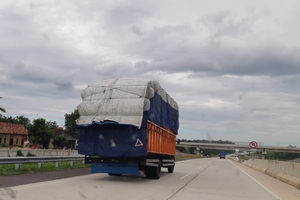  JALAN LINTAS SUMATRA : Truk ODOL Masih Berseliweran 