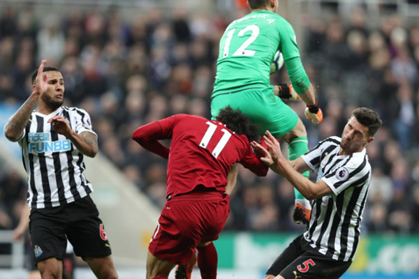 Momen ketika penjaga gawang Newcastle United Martin Dubravka menabrak kepala penyerang Liverpool Mohamed Salah./Reuters-Scott Heppell