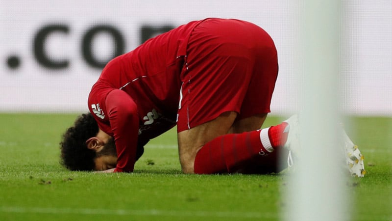Striker Liverpool Mohamed Salah melakukan sujud syukur selepas menjebol gawang Newcastle United./Reuters-Lee Smith