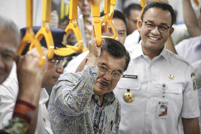 Wakil Presiden Jusuf Kalla (tengah) didampingi Menteri Perhubungan Budi Karya Sumadi (kiri) dan Gubernur DKI Jakarta Anies Baswedan (kanan) saat meninjau pengoperasian MRT (Mass Rapid Transit) di Stasiun MRT Bundaran HI, Jakarta, Rabu (20/2/2019)./ANTARA-Dhemas Reviyanto
