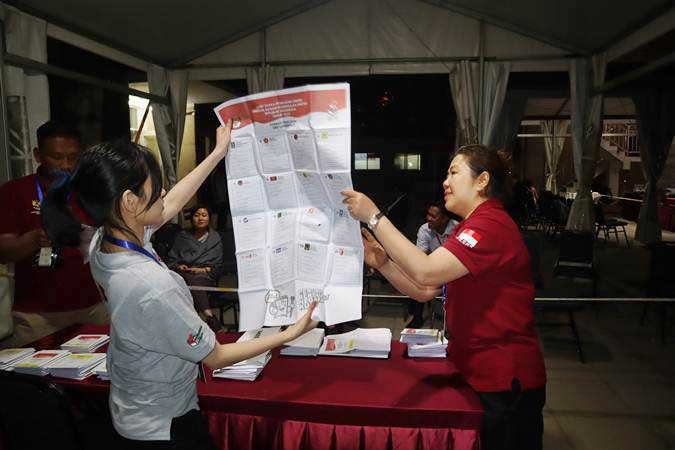 Anggota PPLN Beijing melakukan penghitungan surat suara Pemilu 2019 yang dikirimkan oleh para pemilih WNI dari berbagai daerah di China melalui pos di KBRI Beijing, Rabu (17/4/2019)./ANTARA-M. Irfan Ilmie